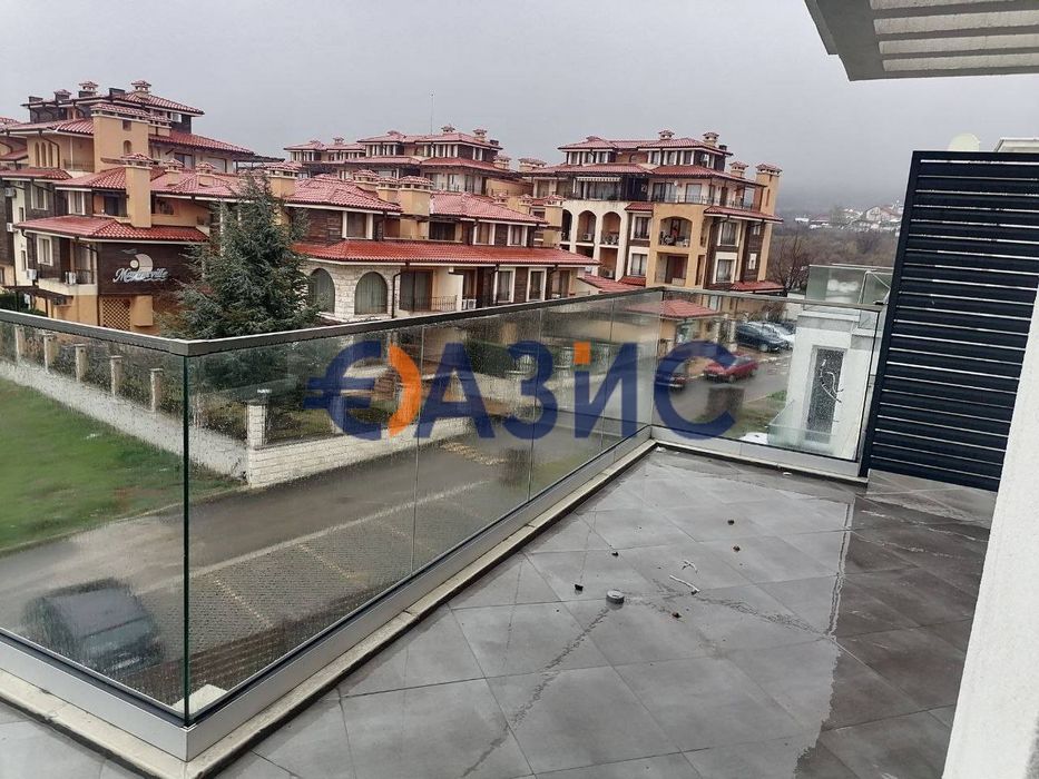 Два 2-стайни апартамента на 4-ти етаж със страничен изглед към морето