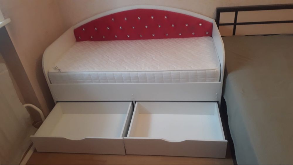 Продам кровать с ортопедическим матрасом