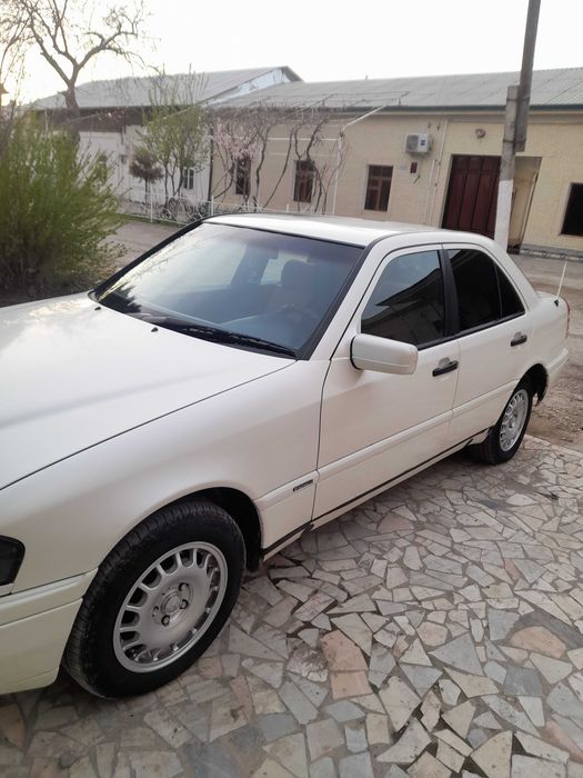 Продаётся Мерседес с 180 в хорохем состоянии.