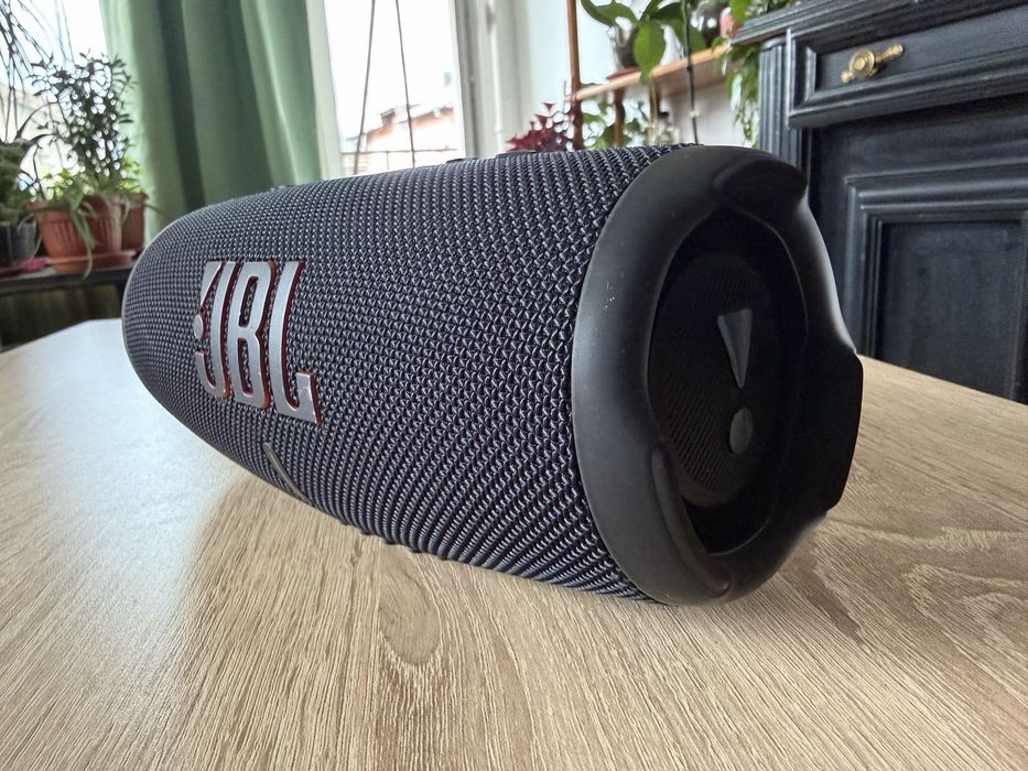 JBL CHARGE 5 в черно