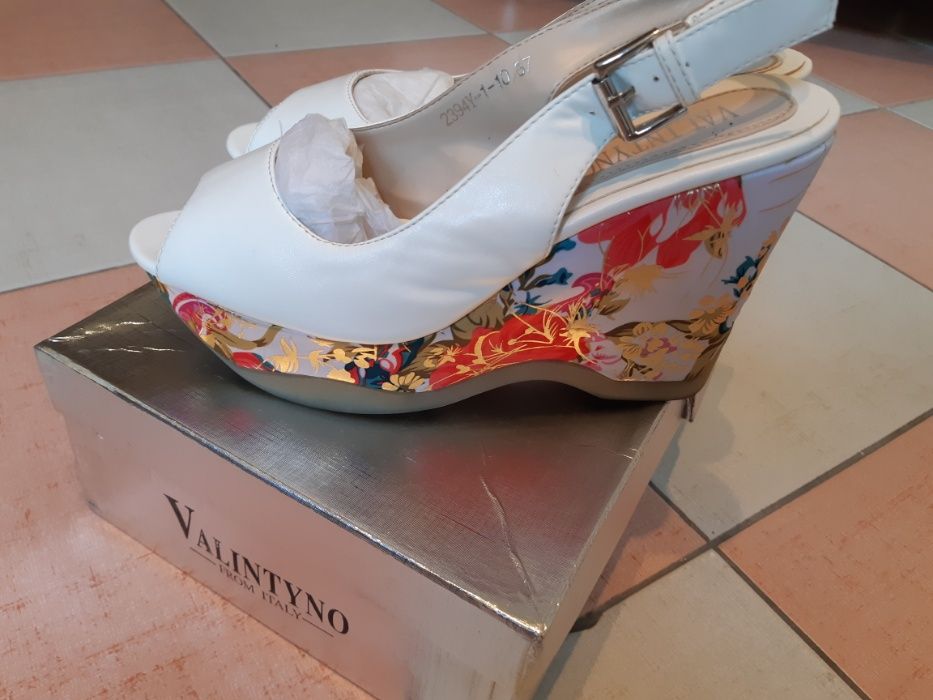 Женские босоножки