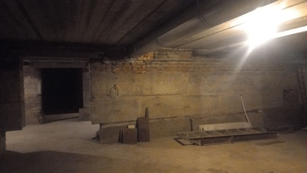 Сдам в аренду цокольный этаж( подвал)