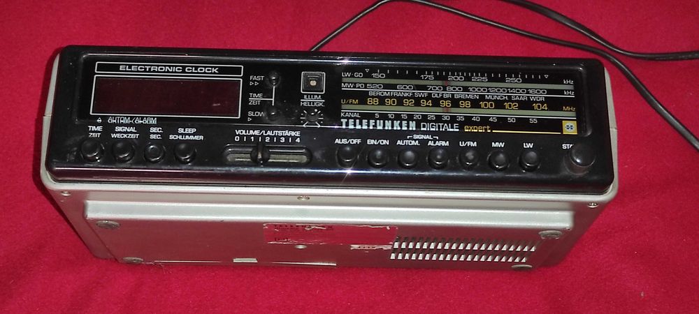 Aparat radio -TELEFUNKEN digital expert din 1974 - il vind ca defect - se aprinde
