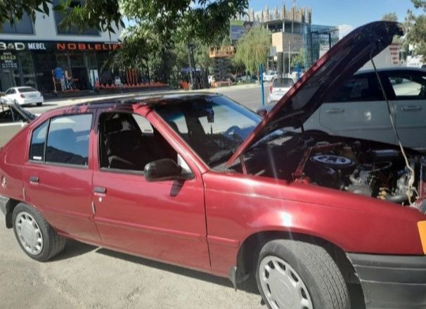 Opel Kadett Kapot, krilo sotiladi