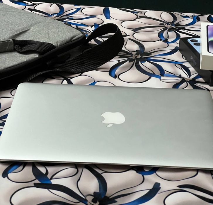 Macbook air2015 corei5 ram 4gb store 128gb. Cycle 295