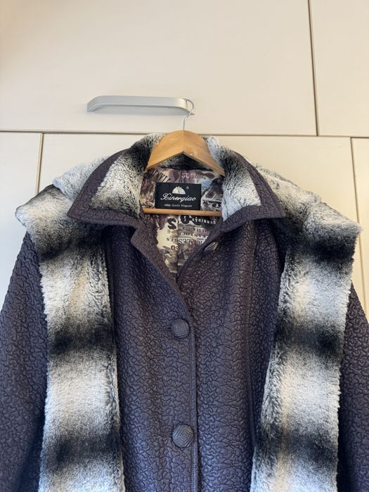 Palton elegant de iarnă, cu guler din blană, stare impecabilă