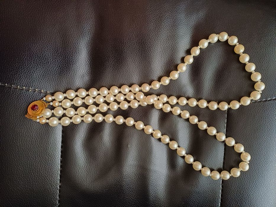 Продавам колиета бели перли