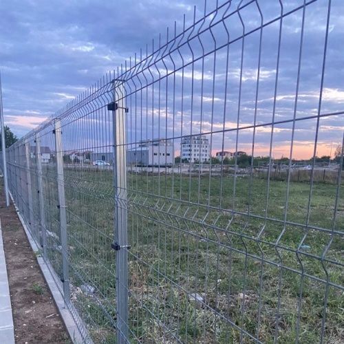 Împrejmuim garduri din panouri bordurate și zaluzea