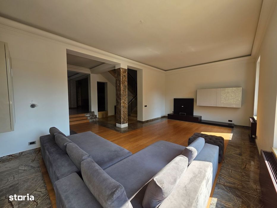 Casă de închiriat cu 6 camere în Damaroaia