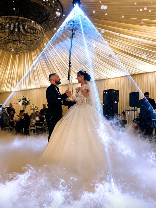 Fum greu, baloane cu fum și laser Cercul Magic – Dansul mirilor