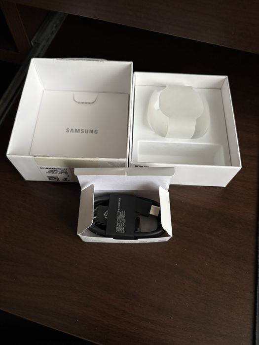 Cutie Goala Samsung Galaxy Buds 2 fara casti!