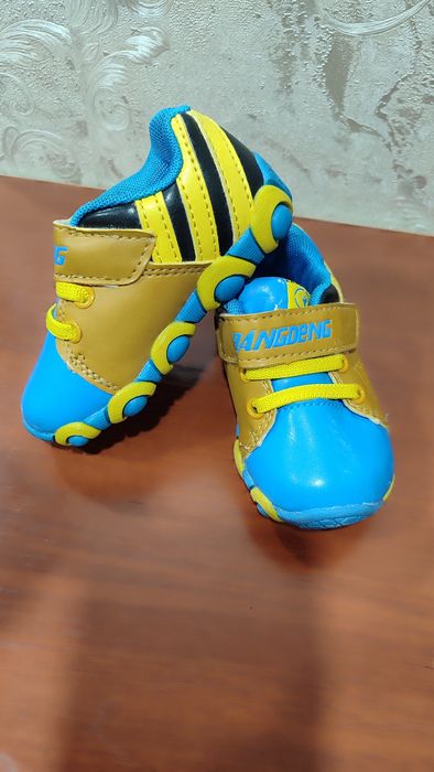 Продам детскую обувь