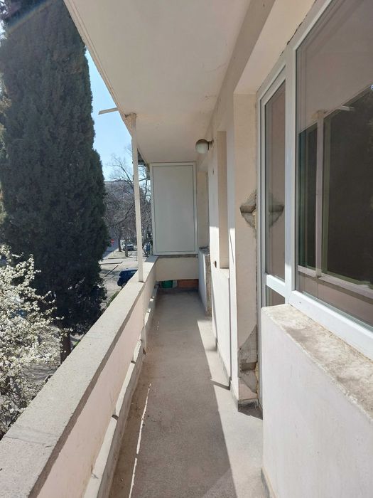 Продава тухлен апартамент с две спални всекидневна и бокс в центъра