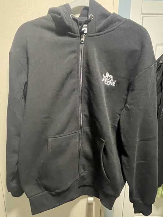 Суичър Lonsdale.