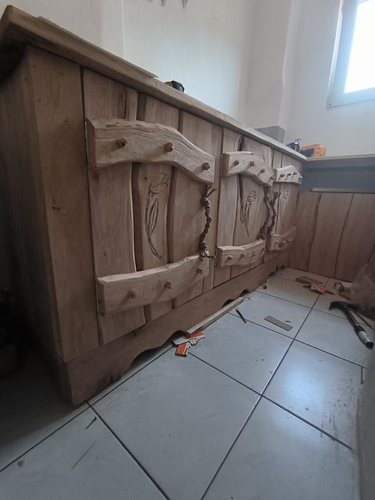 Mobilier rustic din lemn masiv