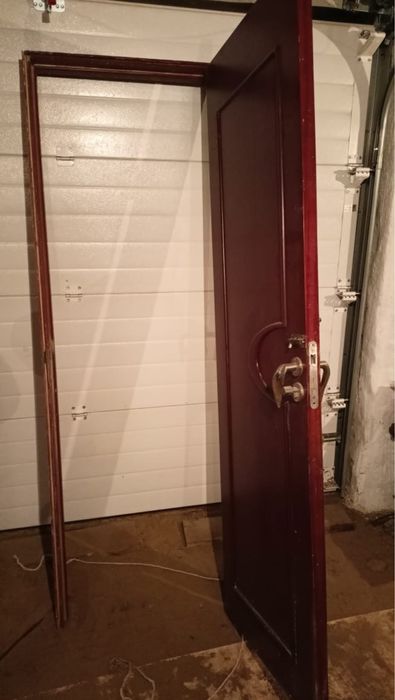 Дверь деревянная