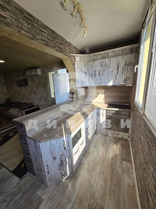 Продава тристаен апартамент до Мол Галерия