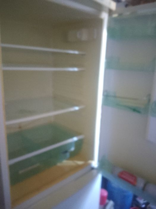 Продавам хладилник с фризер