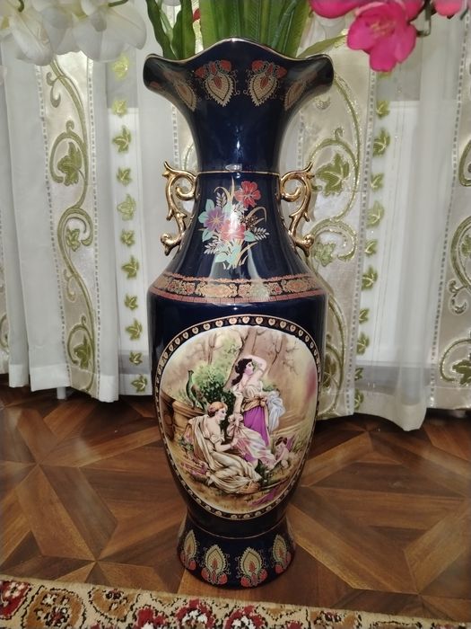 Красивая, напольная ваза.