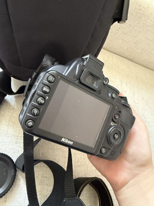 Nikon DSRL  cu obiectiv, husa si incarcator