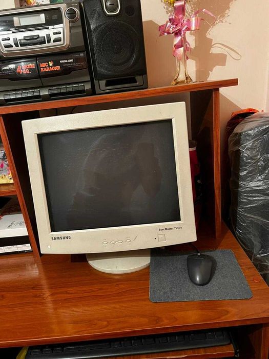 Компьютерный стол и компьютер