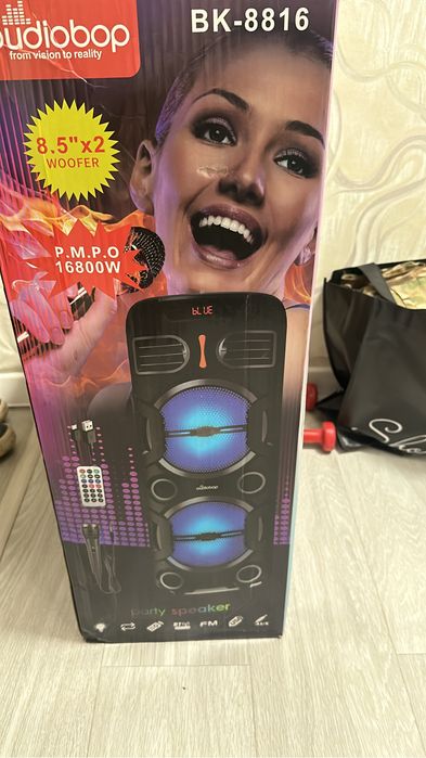 Продам новую портативную колонку , микррфон пульт и т д все есть