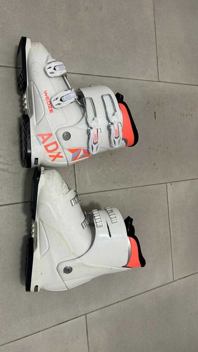 Clapari, schiuri, bete, snowboard