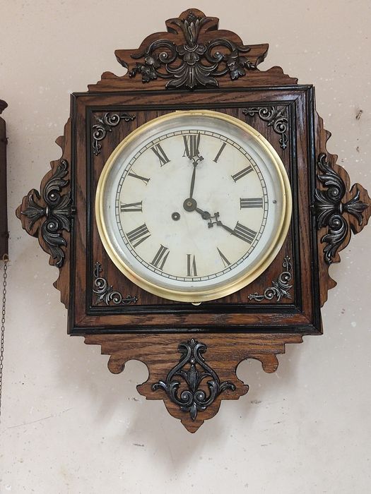 Продавам 2 бр. стенни часовници в колекционерски вид.