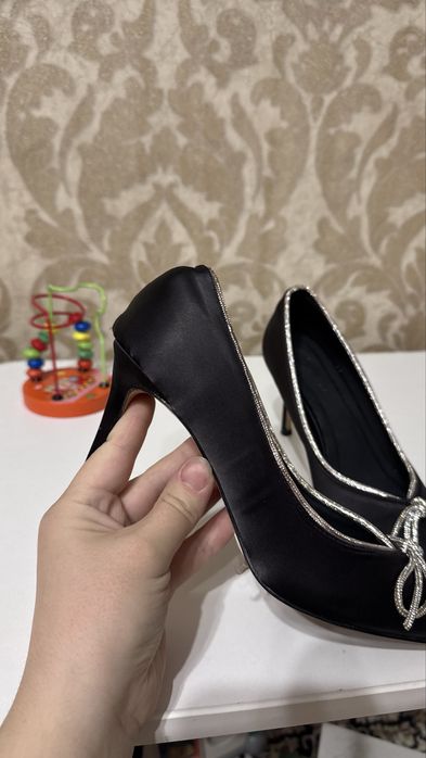 Продам туфли со стразами