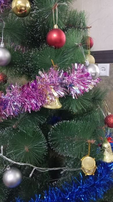 Продаётся готовый ёлка с игрушками и гирляндами