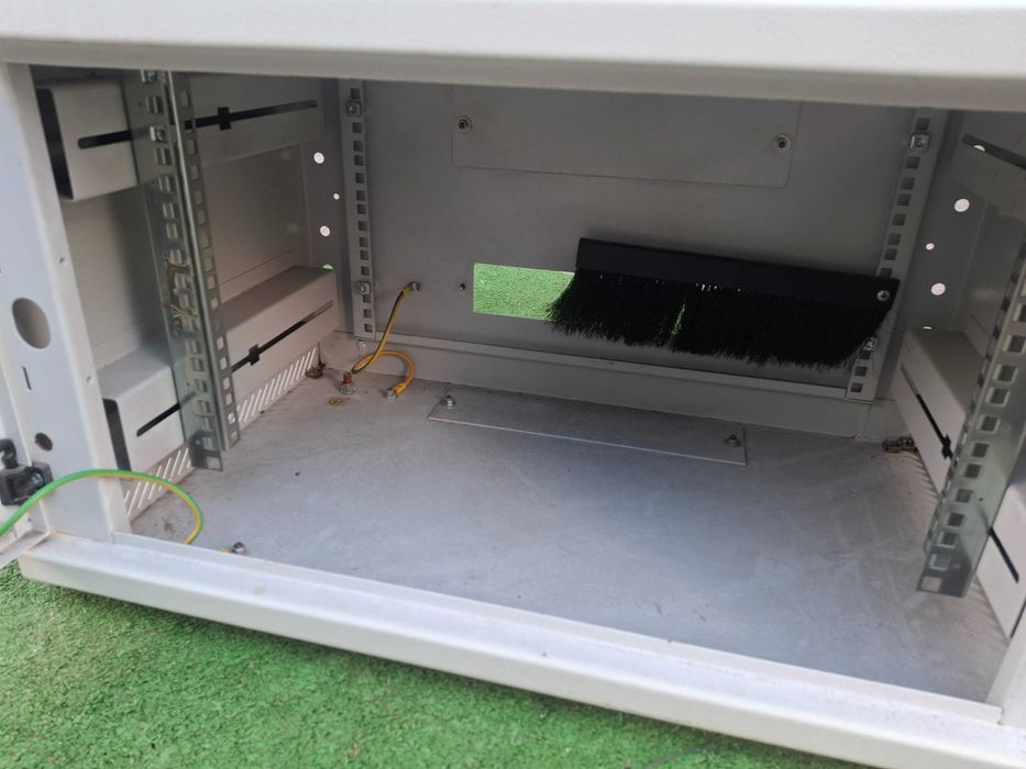 Метален шкаф с стъклена вратичка ключ