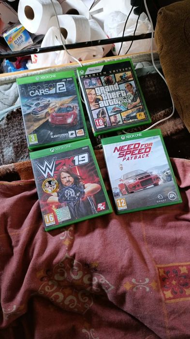 Продавам Xbox One с 4 игри и 500 GB хард