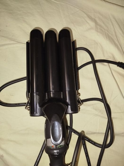 Продам  плойку тройную.