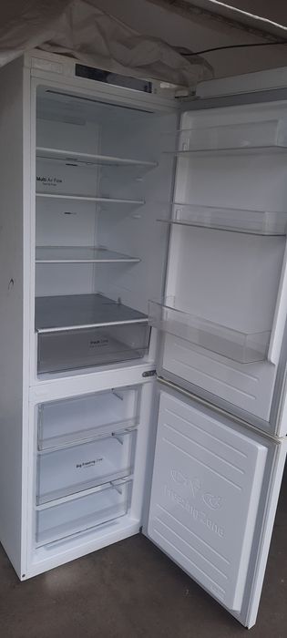 Хололильник белый большой  LG