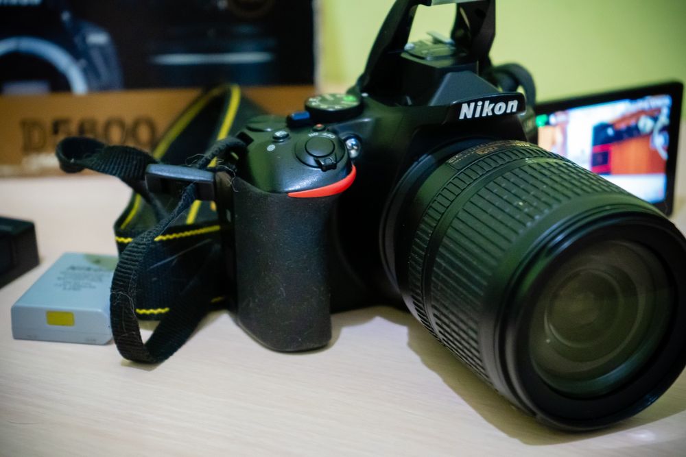 Nikon D5600 + объектив Nikon 50mm f/1.8G AF