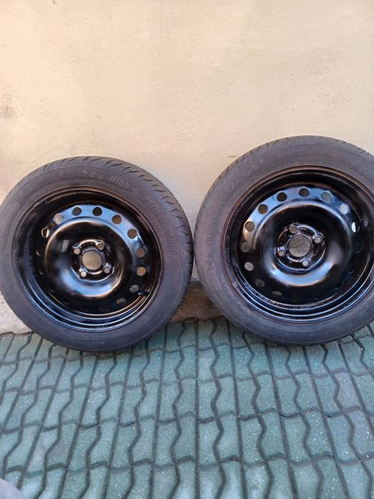 2 jenti cu cauciucuri