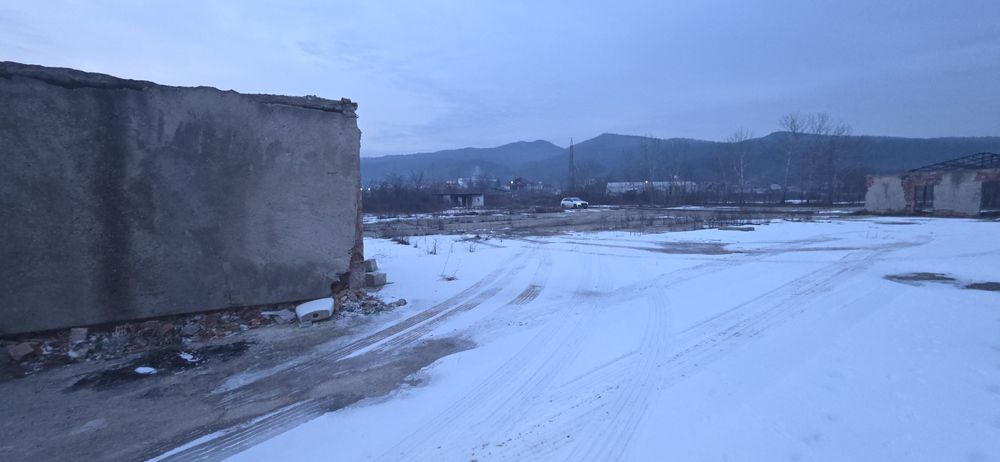 Inchiriez teren betonat