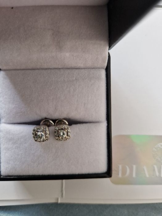 Cercei aur alb 18k cu diamante 0.22+0.18ct H//Vs

Vand cercei cu carac