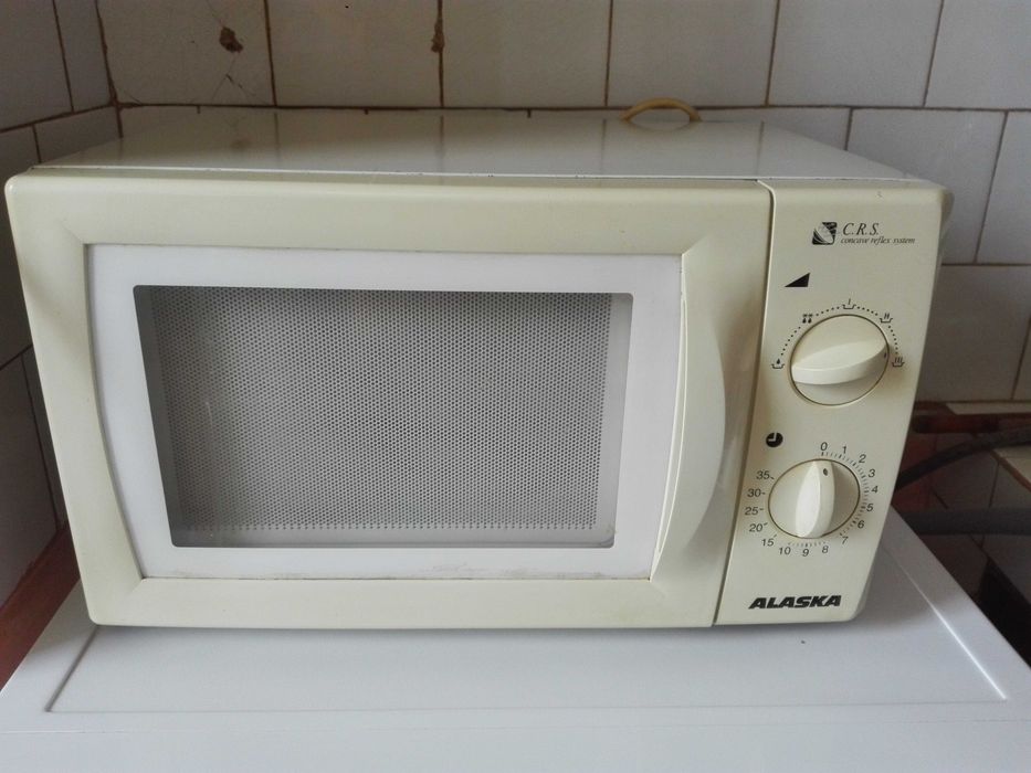 Стар медицински уред  и микровълнова фурна АЛЯСКА  .