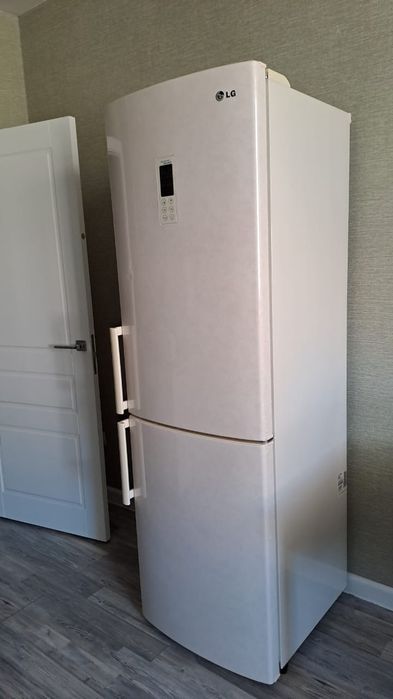 Холодильник LG, двухкамерный. 
Долго сто