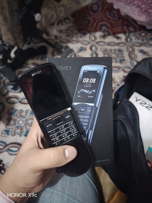 Yangi telefon iwlatilmagan klaviatura