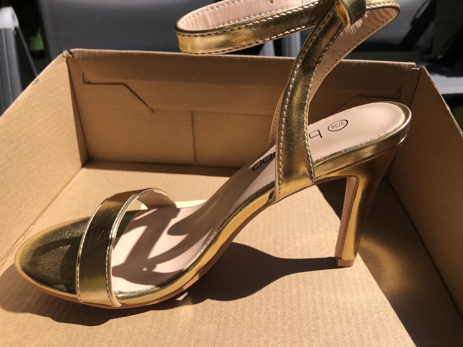 Sandale elegante aurii cu toc