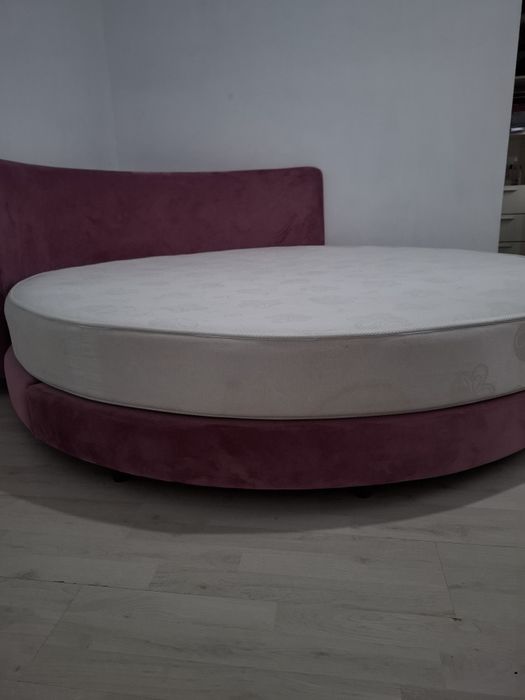Pat rotund, diametru:200cm, tapițat cu catifea roz