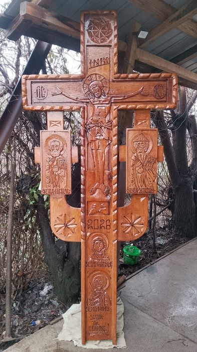 sculptura manuala cu sfiintii pe lemn