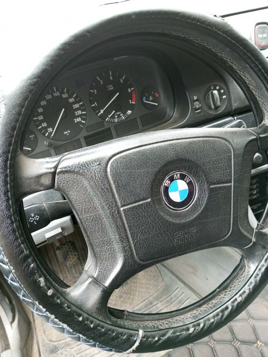 Автомобиль бмв 520  E39