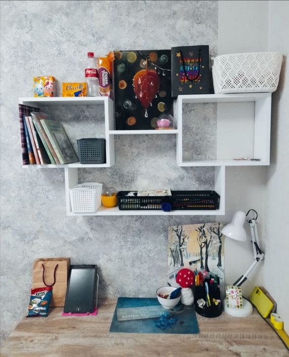 Настенная полка для книг и кухнях вещей