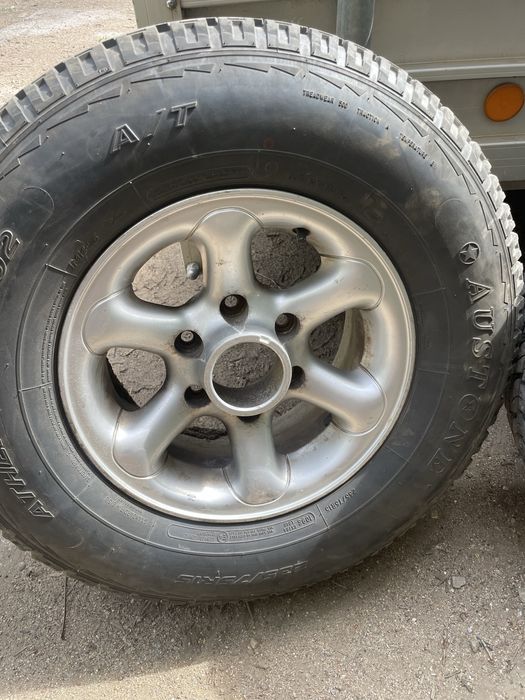 Гуми с алуминиеви джанти за джип