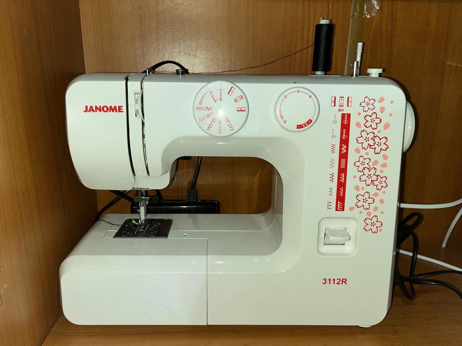 Продам швейную машинку Janome