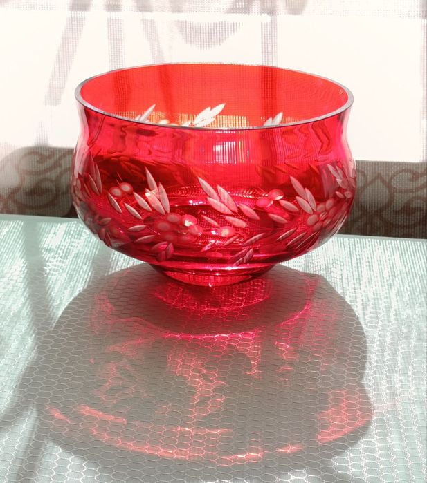 Винтажная красная ваза для цветов