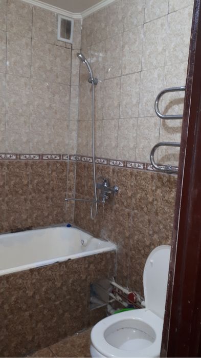 Kvartira sotiladi 1 xona 42 kv balkon 2*6